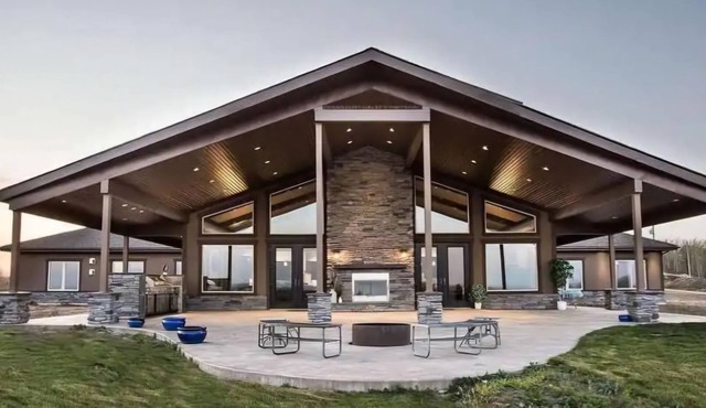 Modern Farm House | 11-Bed Home | Private 136 Acres | Pet Friendly