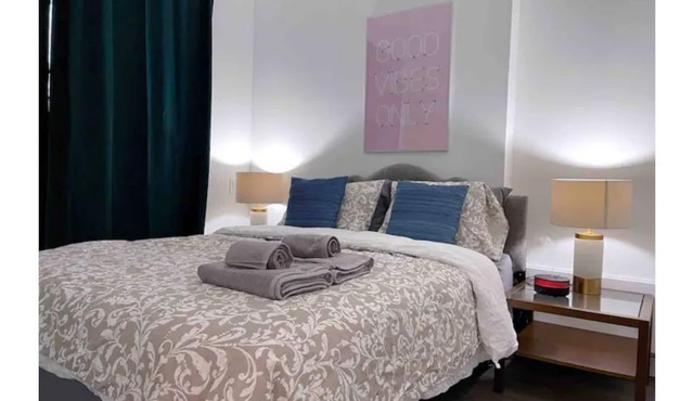 *Modern Highrise Apt* w/parkin+ skytrain + wifi