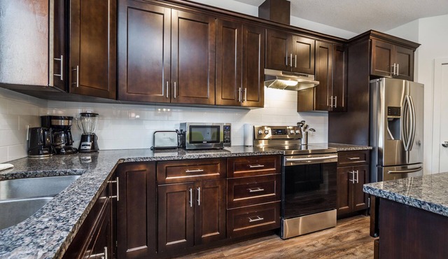 ★Modern Home🌴Hot Tub&Patio☀️Central✔ Netflix⚡WiFi ✔ Sanitized
