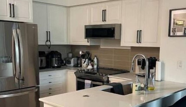 Modern Large Condo - Free Parking, Pool, Hot Tub