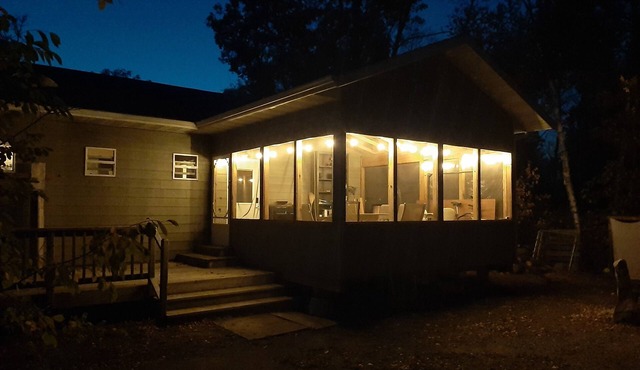 Modern, lovely, cozy & quiet cabin 5 mins from the lake