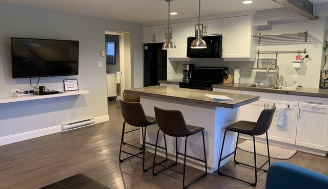 Modern Luxury 2 Bedroom Suite Minutes to the Ocean!