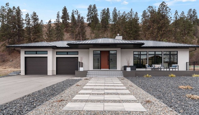 Modern luxury family bungalow with direct access to Skaha Lake in Kaleden.