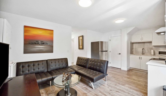 Modern Private Suite, Minutes to White Rock Beach