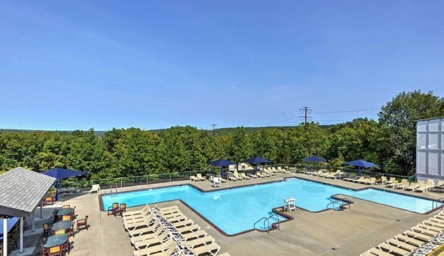 Modern Rustic Lodge! 2 min. walk to Ski Slopes, 6 TVs, Linens, WiFi, A/C,FirePit