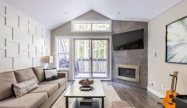 Modern Ski-in Townhome with Hot Tub