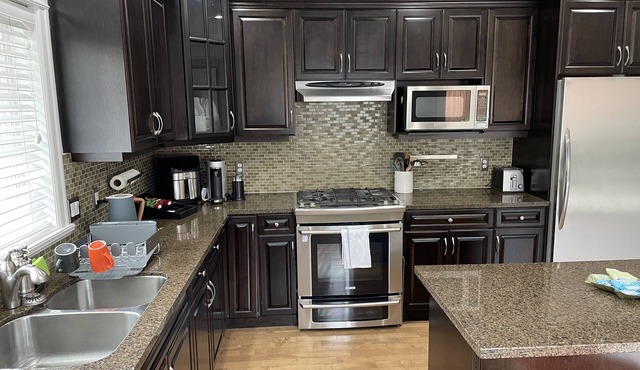 Modern Sophisticated Luxury Home by Thetis Lake 5 Bedroom 3 Bathroomn