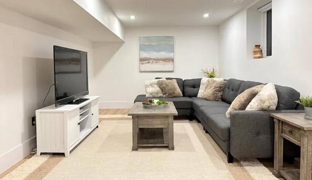 Modern, Spacious 2 Bedroom Suite