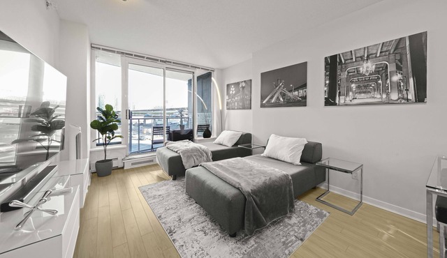 Modern, Stylish 2br Condo - Sleeps 5+Pool/Gym/More