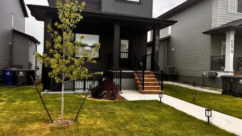 Modern, Stylish & Cozy Brighton Walkout Retreat, Sleeps 6