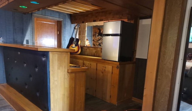 Modern Stylish One-Bedroom Apartment Near Lake: 60 Minutes from Toronto