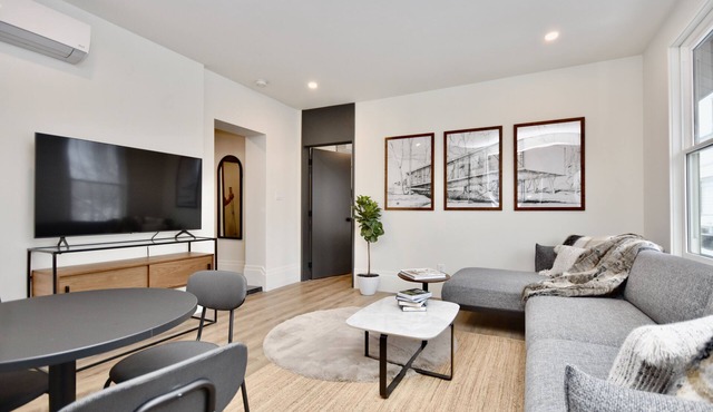 Modern Suite in Trendy Downtown Waterfront