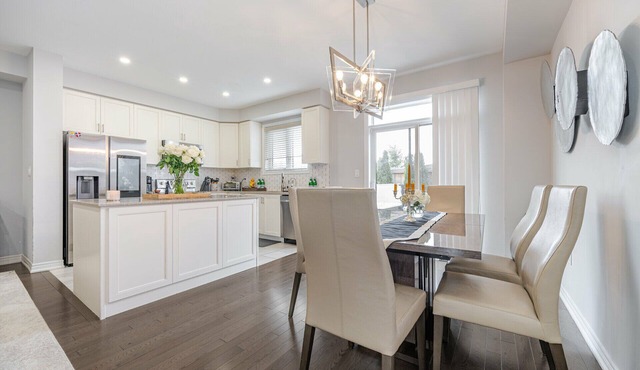 Modern Townhouse in quiet neighbourhood w/Basement Arcade and Outdoor Hot-tub