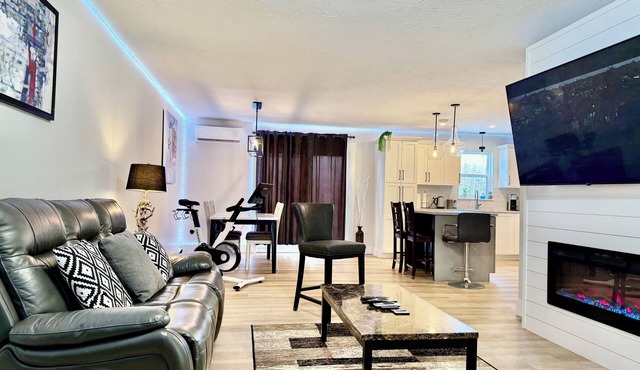 Modern Vac Home, Private Hot Tub, Close to Airport