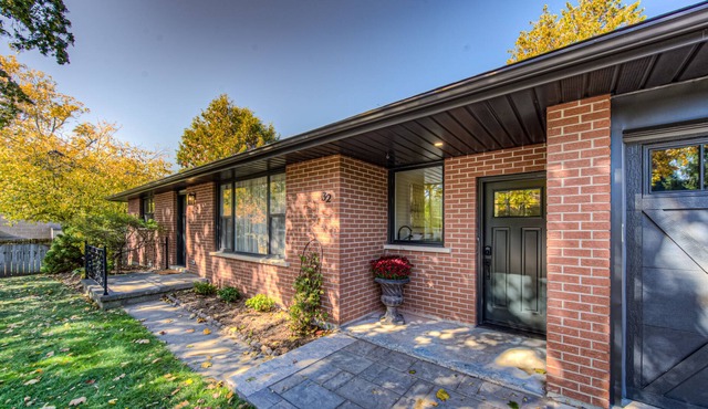 Modish 2 bedroom retreat-one block from Elora's vibrant & bustling downtown core