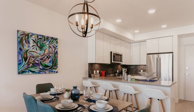 * MONTHLY FURNISHED RENTAL | 2 BED & DEN + 2 BATH | DT KELOWNA
