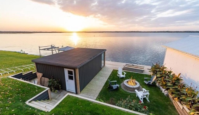 (Monthly rental only)Luxury Cottage Sturgeon Lake
