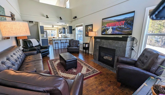 Mountain Getaway-Easy Walk to Base of the Ski Hill