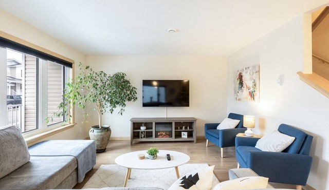 Mountain Haus w/HOT TUB & large backyard w/firepit. Only 7 mins to downtown