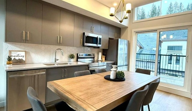 Mountain Retreat w/Views & Hot Tub Near Banff Gates