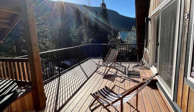 Mountain side mid-century 70's A-frame with wood fire & hot tub