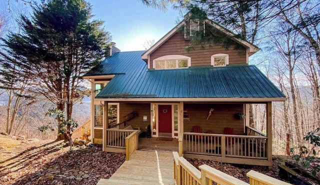 Mountain view cabin with expansive deck, balcony, & fireplace - dogs OK