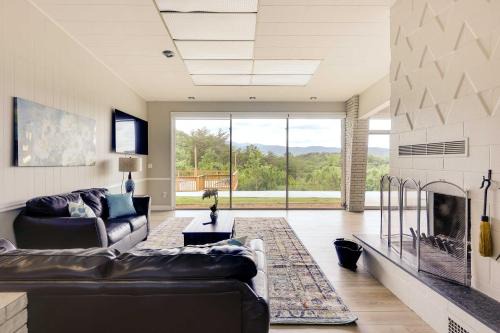 Mountain View + Fire Pit: Modern Copperhill Home