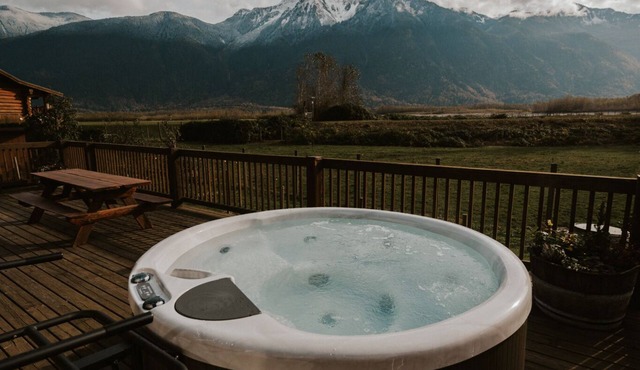 Mountain View House w/private hot tub and large wraparound deck