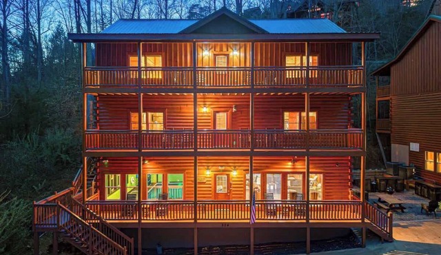 Mountain Views, Indoor Pool, Game Room, By Parkway, Six Bedroom Home Including Four King Suites, Hot Tub, Minutes to Dollywood, Gatlinburg & Great Smoky Mountains National Park, 24 Hr Hospitality