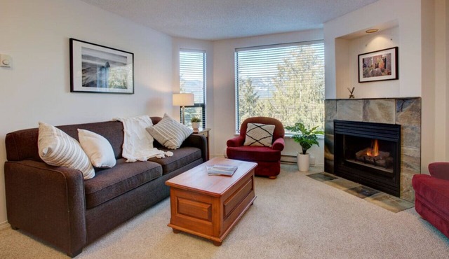 Mountainside 1BR: Sleeps 4, Pool, Hot tub & Private Balcony - Walk to Everything!