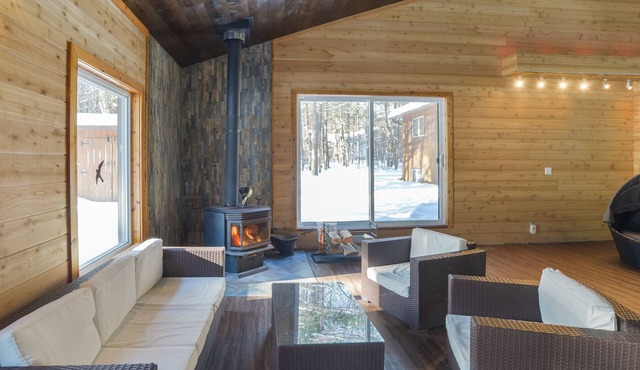 Muskoka Forest Chalet with a Private Indoor Pool