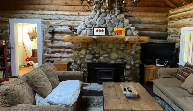 Muskoka Log Cabin with Modern Amenities