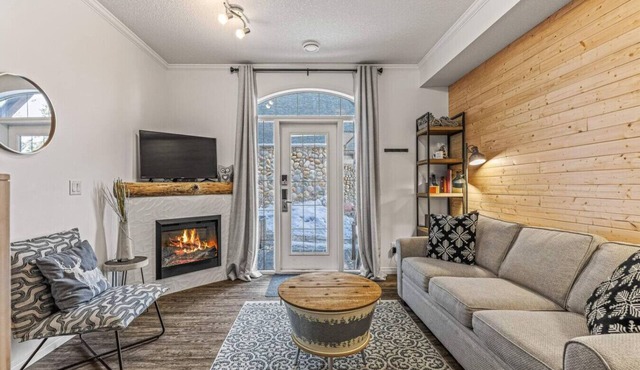 Mystic 2BR Townhome. Near DT with Pool & Hot tub!