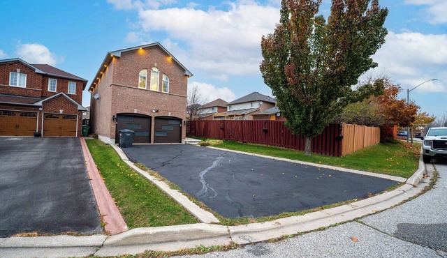Mystic Mansion in Mississauga (Greater Toronto) w/Party Rm Sleeps 10