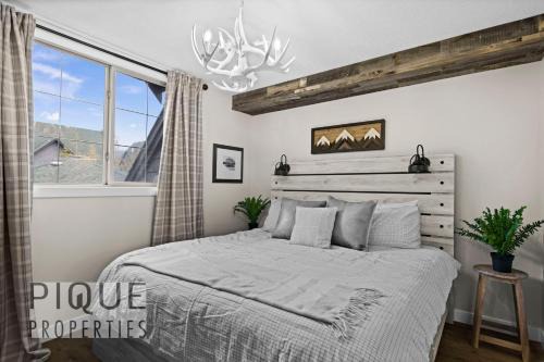 Mystic Mountain Chalet, Heated Outdoor Pool & Hot Tub, Free Parking, Fast Wifi!