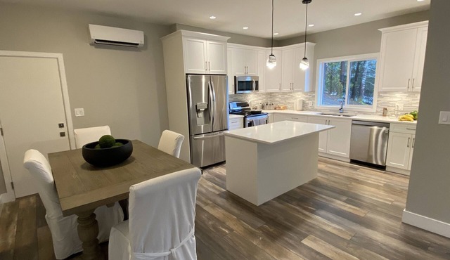 "Charming 3-Bedroom Cowichan Lake Cottage Getaway!"
