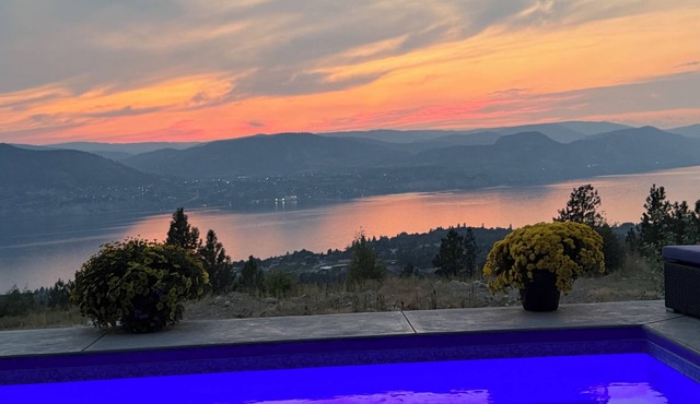 Naramata Dreaming: Panoramic Deck Suite w/Heated Pool & Views