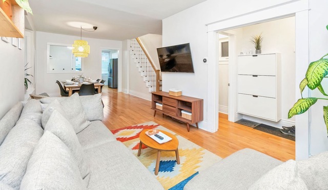 Near Downtown - 3BR Home - BBQ, Outdoor Space!