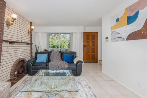 Near Skytrain only 10 mins 2 stops away from nearby stadium with Free Parking and Full Kitchen