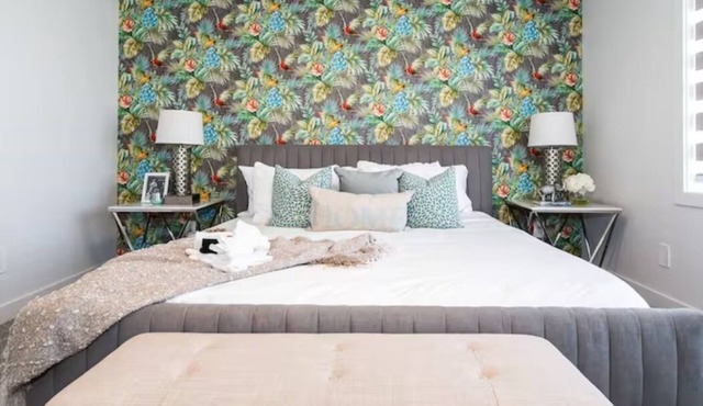 New - Chic Modern Home - King bed - Foosball - Sleeps 8!