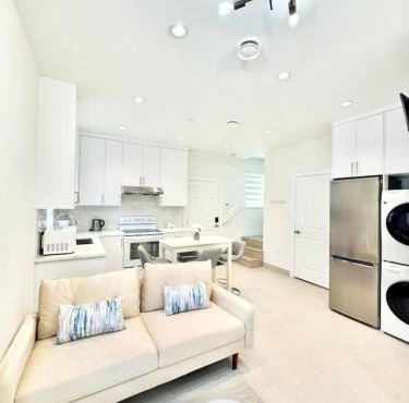 New Home 10 Mins from Airport