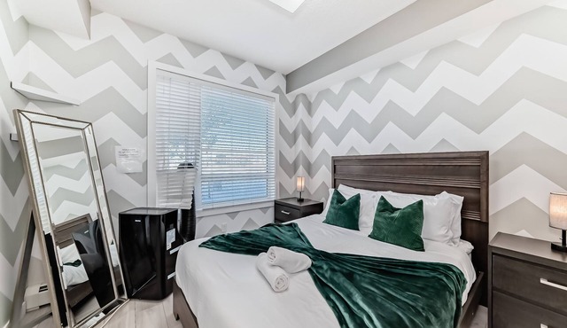 New Modern Condo w/FREE Parking & 24/7 Gym Access