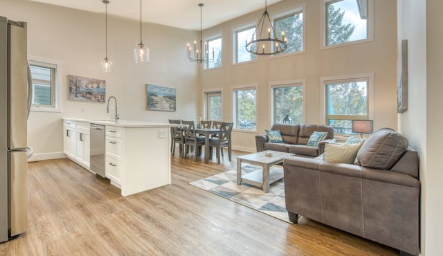 New Modern Family Friendly Cabin Close To The Beach, Golf Courses & Hot Springs