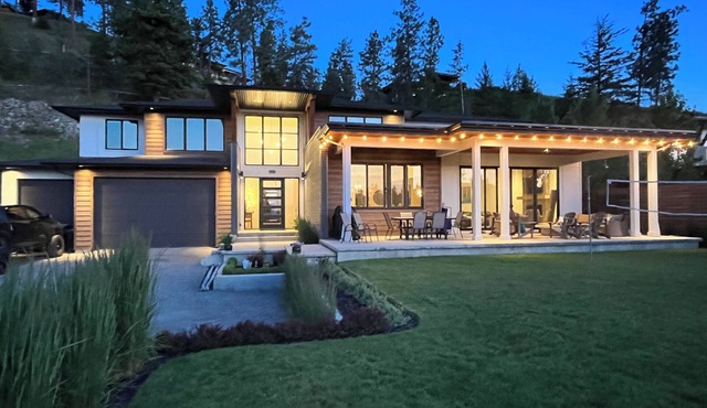 🏖️NEW! Modern House w/a huge Hot Tub Spa close to Beaches, Trails & Wineries.