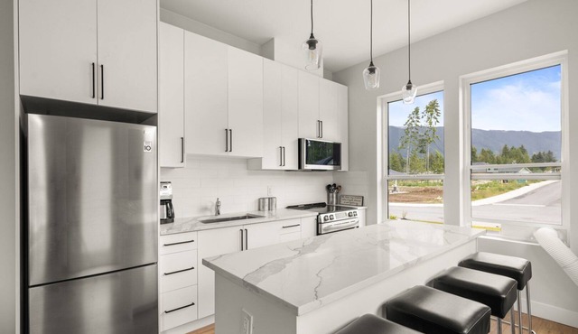 New! Modern Private 1 Bedroom Suite, Cowichan Lake, Minutes Drive from Lake & Town Core!