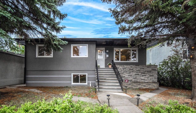 New renovated raised bungalow, 3 mins to downtown, 5brs, 3bas, A/C Free parking