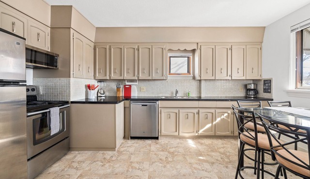 New SPACIOUS 2-Bedroom House w/Fireplace + BBQ :)