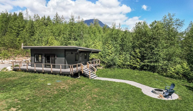 Newly built cabin on acreage, loaded with amenities, 5 mins drive to everything!
