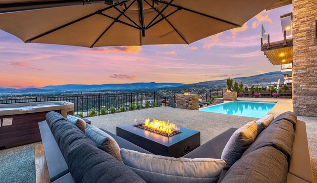 Newly Modern House w/urban landscape of Kelowna!！