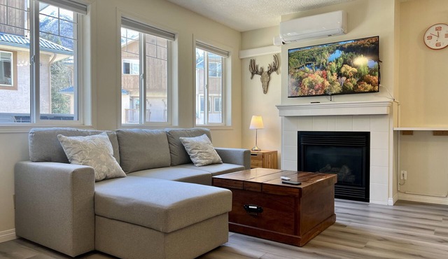 Newly Reno 2 Story Townhouse, Split A/C, 8 guests
